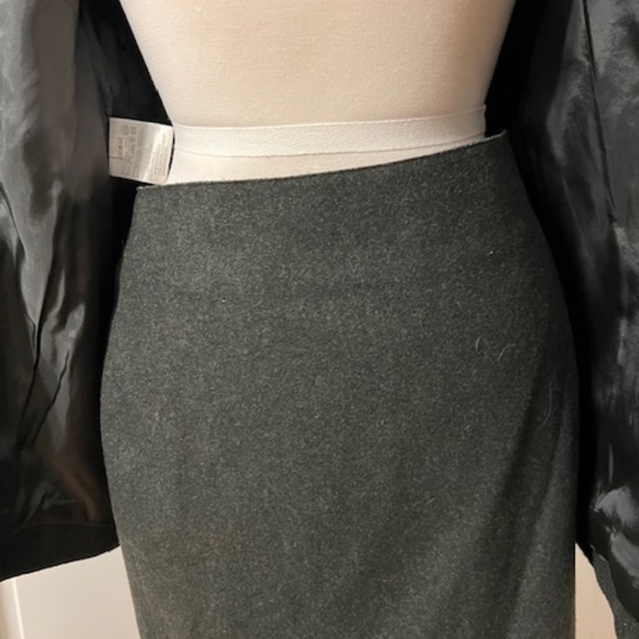 Womens Calvin Klein Collection wool, cashmere, nylon, and spandex suit. - Picture 7 of 16